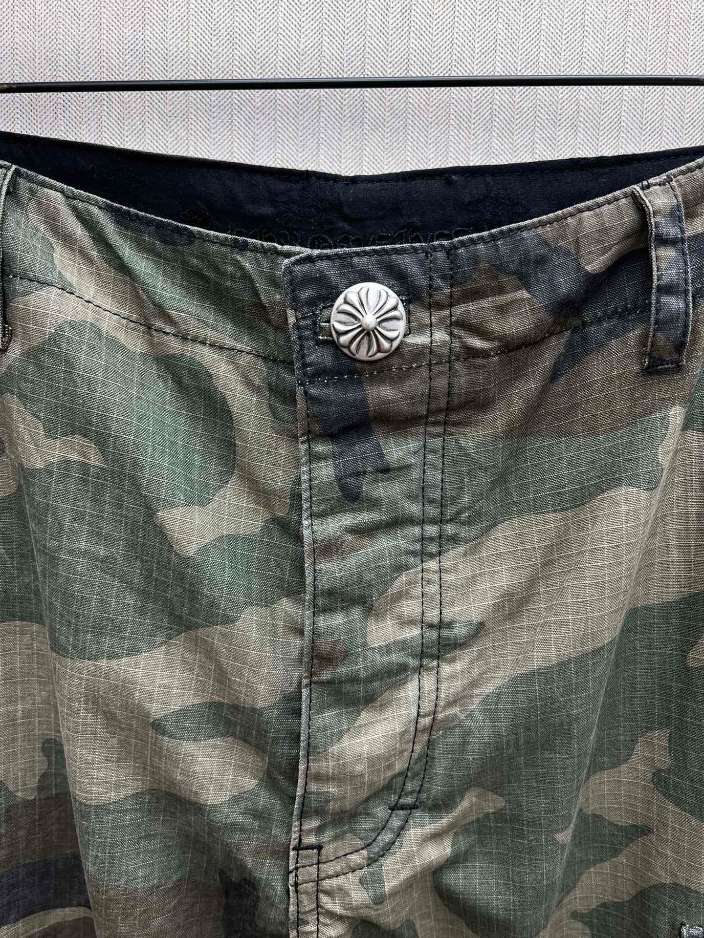 🅿️680 Crow Heart 25SS camouflage patchwork leather genuine antique silver overalls. The body fabric is custom-dyed with fully divided camouflage. The lining is CH jacquard lining. The minimum order is 1000 meters. There are 14 genuine antique silver hardware in the whole trousers. Half of the cost is in the hardware. The leather patchwork is made of imported lambskin. Hand-made edge turning method. The embroidery on the waist is imported Tajima machine. Precision embroidery. Size: 32.34.36